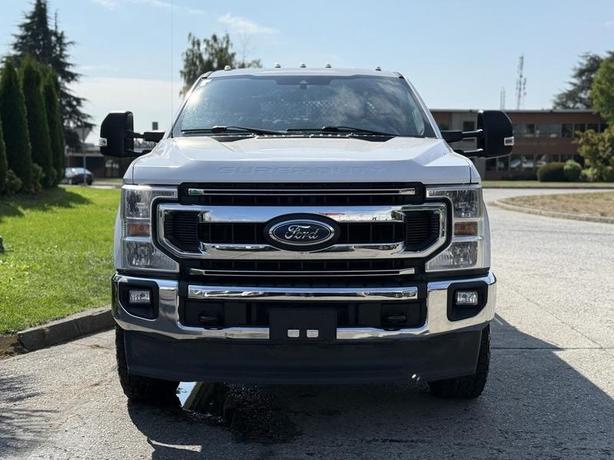 2020 Ford F-350 SD XLT 4X4 Crew Cab 8-Foot Flat Deck Truck image 3