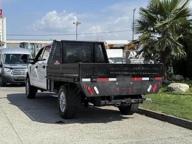 2020 Ford F-350 SD XLT 4X4 Crew Cab 8-Foot Flat Deck Truck image 8