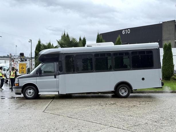 2020 Chevrolet Express 4500 22-Passenger Wheelchair Accessible Bus with Ramp image 5