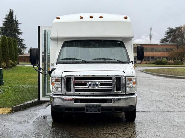 2015 Ford Econoline E450 Super Duty 21 Passenger Bus image 3