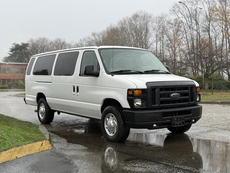 2013 Ford E-350 XL Super Duty 15-Passenger Van display photo