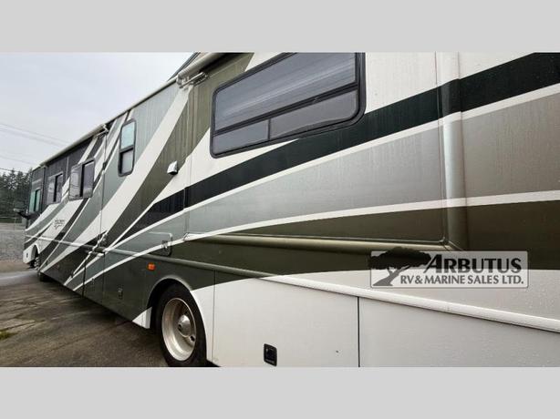 Used 2003 Fleetwood RV Discovery 39L image 3