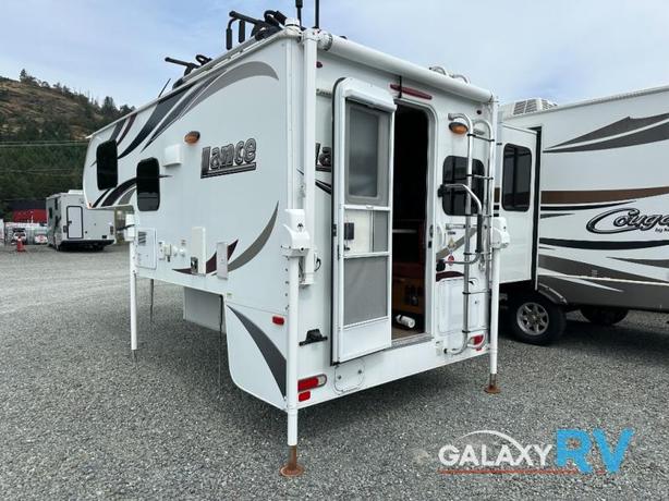 Used 2017 Lance 865 image 3