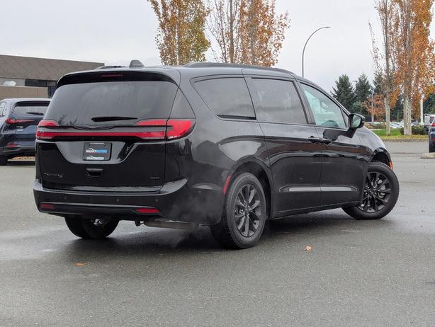 2022 Chrysler Pacifica Touring L - No Accidents, AWD, Power Doors image 6