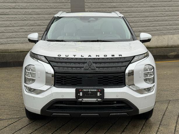 2024 Mitsubishi Outlander image 3