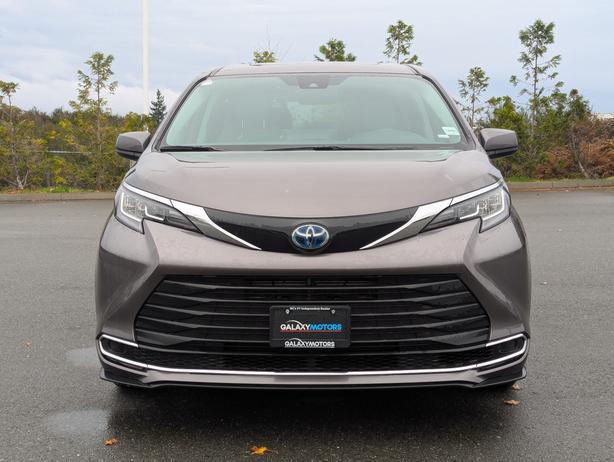 2023 Toyota Sienna 8 Passenger image 3