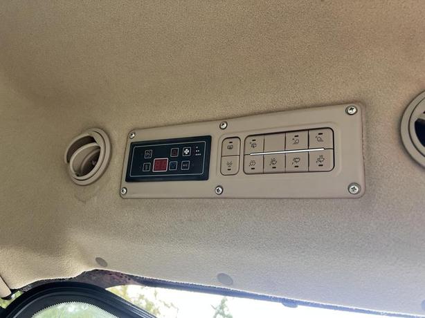 2024 Mahindra 2100 series 2126 HST Cab image 8