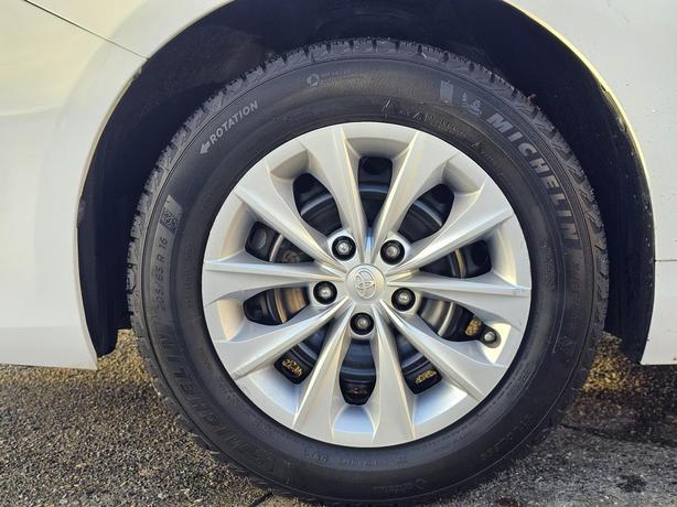 2017 Toyota Camry 4dr Sdn I4 Auto LE image 5