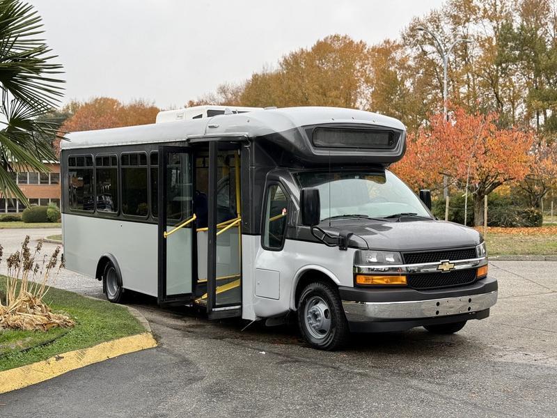 2020 Chevrolet Express 4500 22-Passenger Bus with Wheelchair Ramp display photo