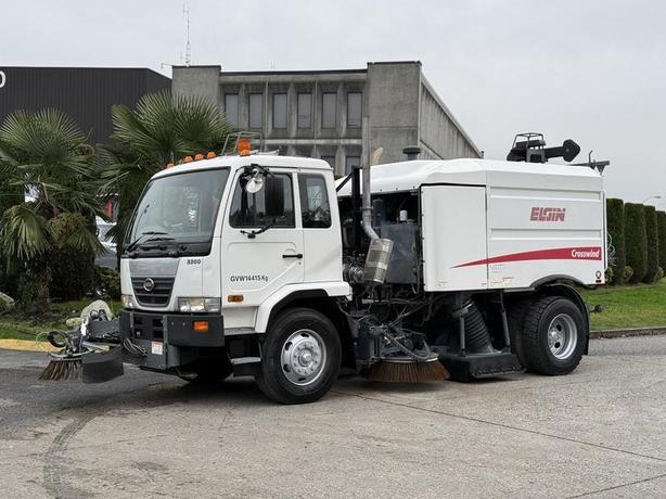 2009 UD Trucks UD 3300 Elgin Crosswind Regenerative Air Sweeper (Nissan Diesel C image 5