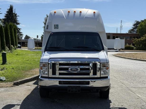 2013 Ford Econoline E-350 Super Duty 13-Passenger Wheelchair Lift Bus image 3