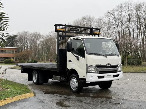 2015 Hino 195 16-Foot Flat Deck Truck Diesel image 1