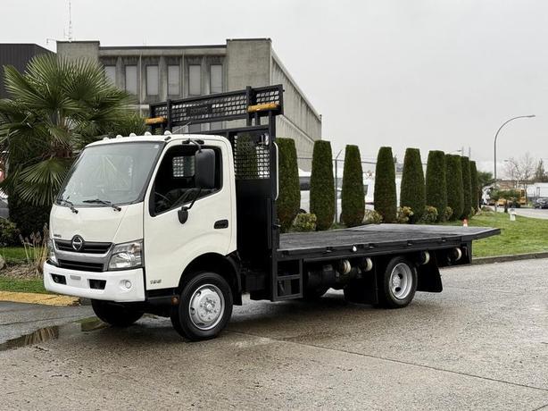 2015 Hino 195 16-Foot Flat Deck Truck Diesel image 5