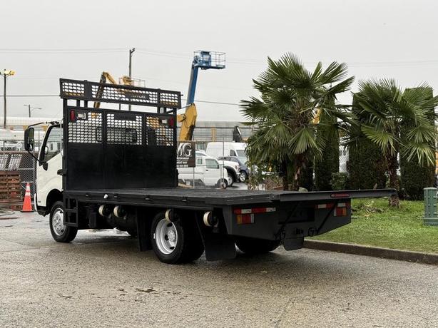 2015 Hino 195 16-Foot Flat Deck Truck Diesel image 7