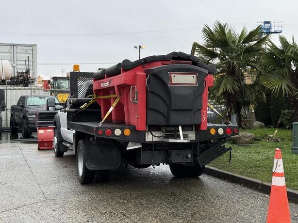 2013 Ford F-550 Crew Cab 9-Foot Flat Deck Dump Truck with Plow and Sander image 7