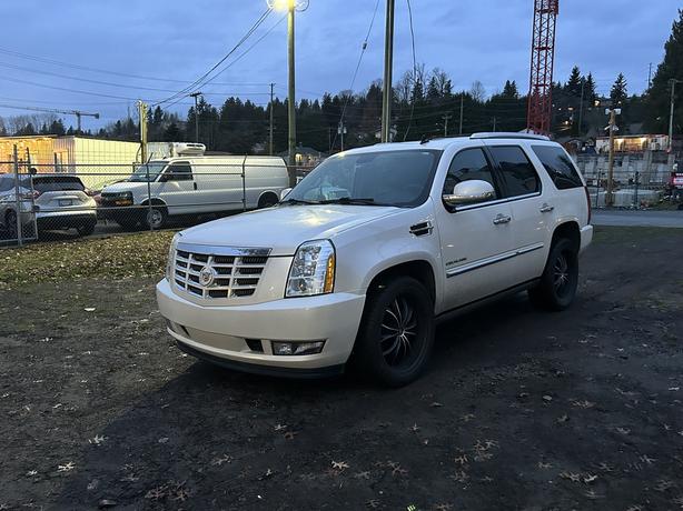 2010 Cadillac Escalade image 2