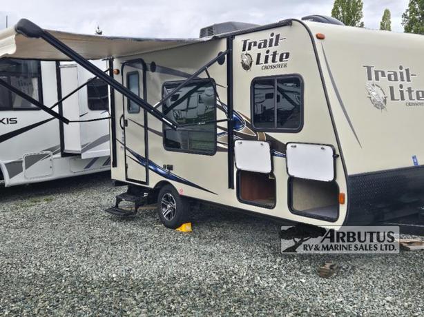 Used 2014 R-Vision Trail-Lite Crossover 189QB image 1