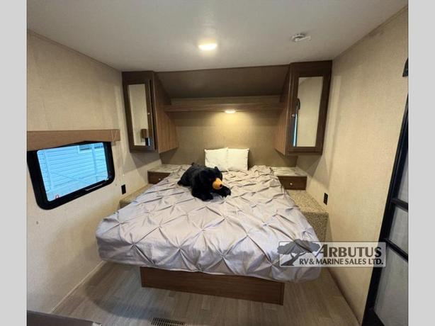 Used 2018 Dutchmen RV Coleman Lantern Series 215BHWE image 7