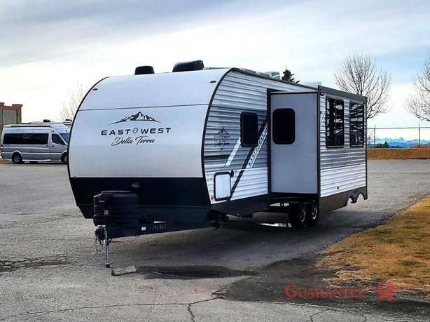 Used 2024 EAST TO WEST Della Terra 262BH image 3