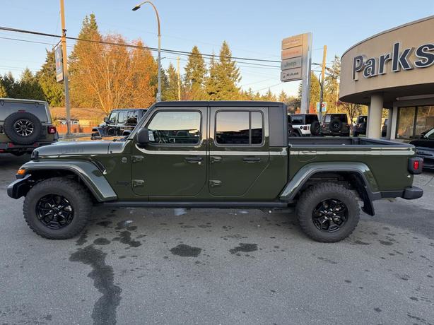 2022 Jeep Gladiator Willys image 2