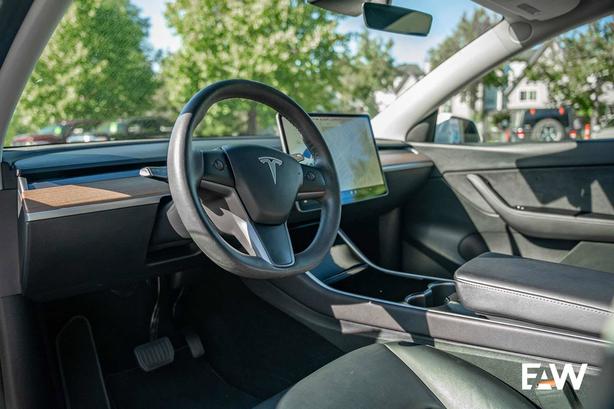 2023 Tesla Model Y Long Range AWD | Heated Seats! image 7