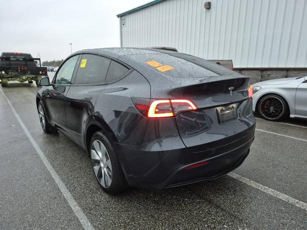 2024 Tesla Model Y Long Range AWD | GPS Navigation | Heated Seats! image 5