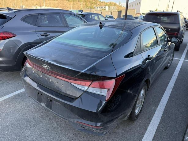 2022 Hyundai Elantra Essential ! NO ACCIDENT! BACKUP CAMERA! GREAT ON GAS! image 3