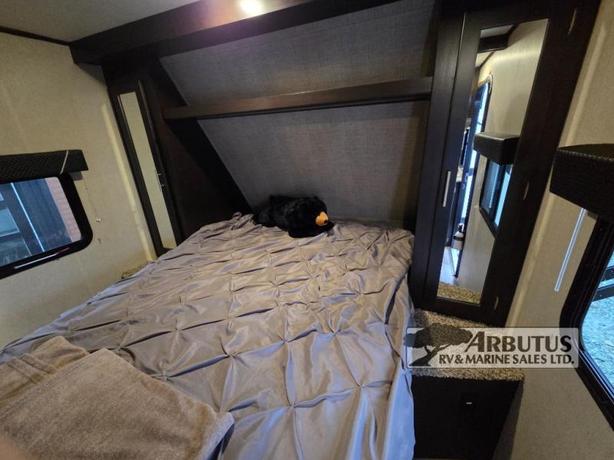 Used 2016 Dutchmen RV Kodiak Express 223RBSL image 4