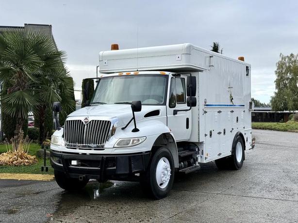 2011 International 4400 Diesel Service Truck with PTO & Trailer Tow Package image 4