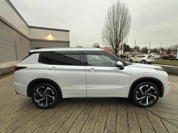 2024 Mitsubishi Outlander GT - No Accidents, Sunroof, Power Liftgate image 5