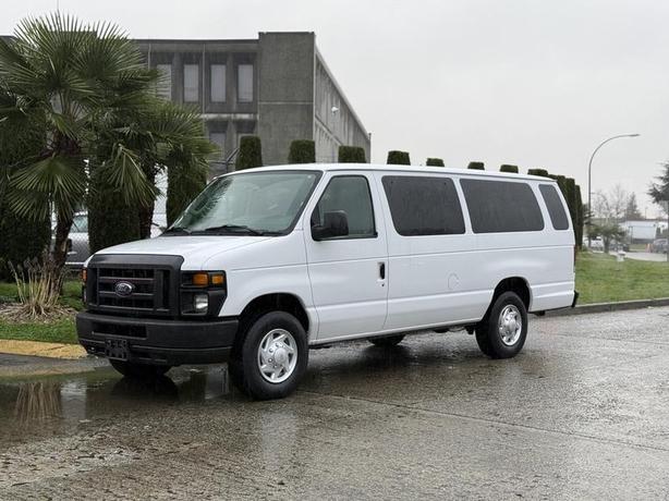 2013 Ford E-350 XL Super Duty 15-Passenger Van image 4