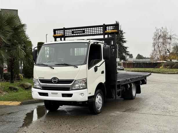 2015 Hino 195 16-Foot Flat Deck Truck Diesel image 4