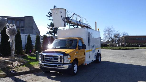 2015 Ford Econoline E-450 Cube Van With Bucket image 4