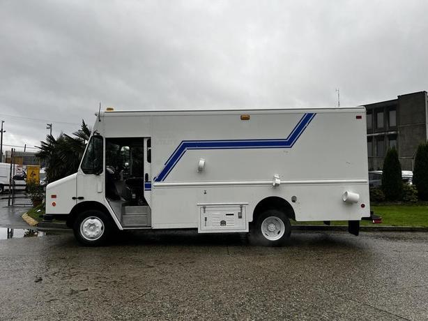 2005 Workhorse W-Series Service  Cargo Step Van With shelving image 7