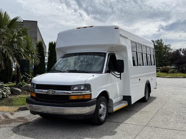 2017 Chevrolet Express 4500 13-Passenger Bus with Wheelchair Lift image 4