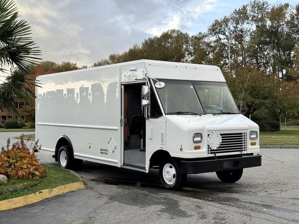 2012 Ford Econoline E450 Step Van with 16-Foot Shelving Interior image 1