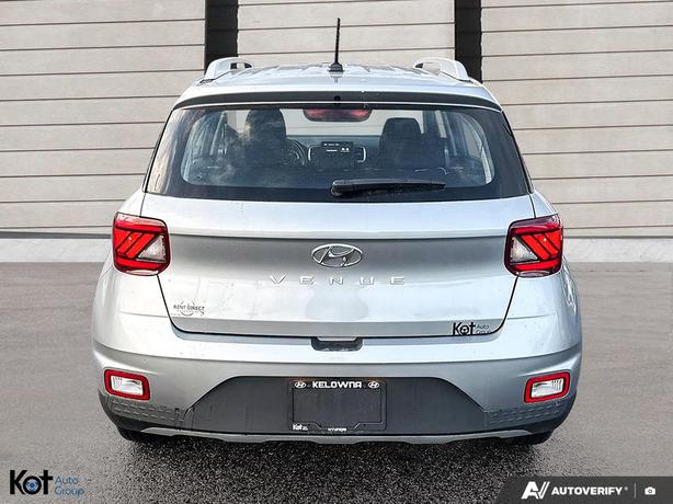 2025 Hyundai Venue Preferred ! LIKE NEW! LOTS OF SAFETY! VERY LOW KMS! NO ACCIDE image 5