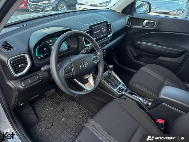 2025 Hyundai Venue Preferred ! LIKE NEW! LOTS OF SAFETY! VERY LOW KMS! NO ACCIDE image 6