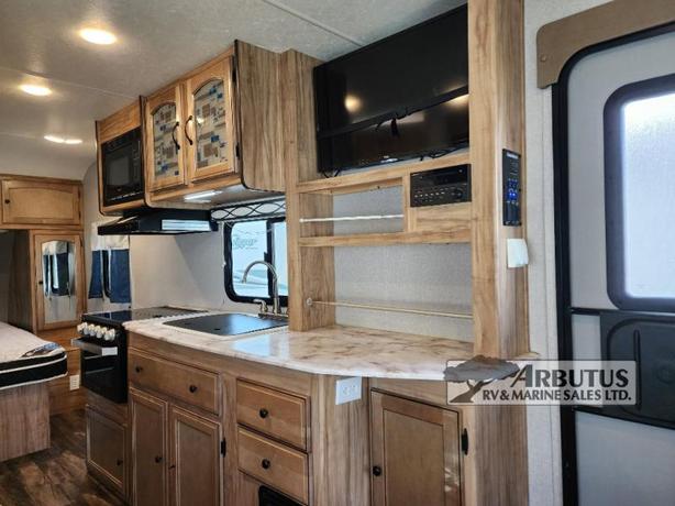 Used 2019 Coachmen RV Freedom Express Ultra Lite 204RD image 8