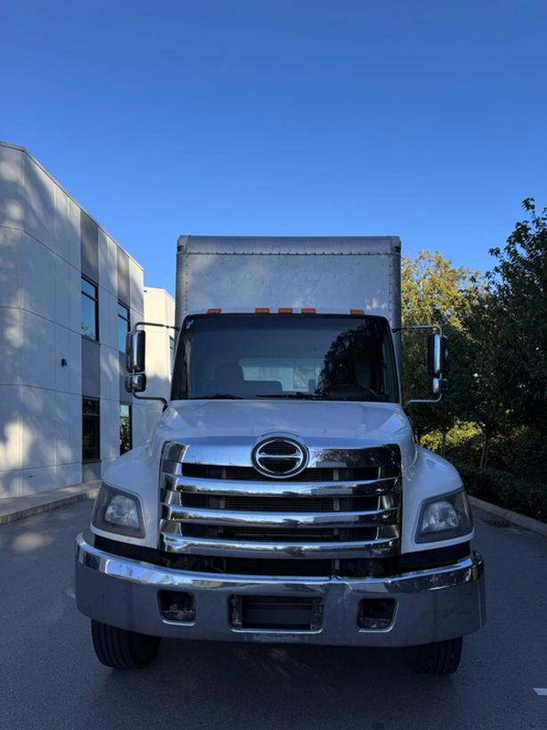 2018 Hino 338 BOX image 2