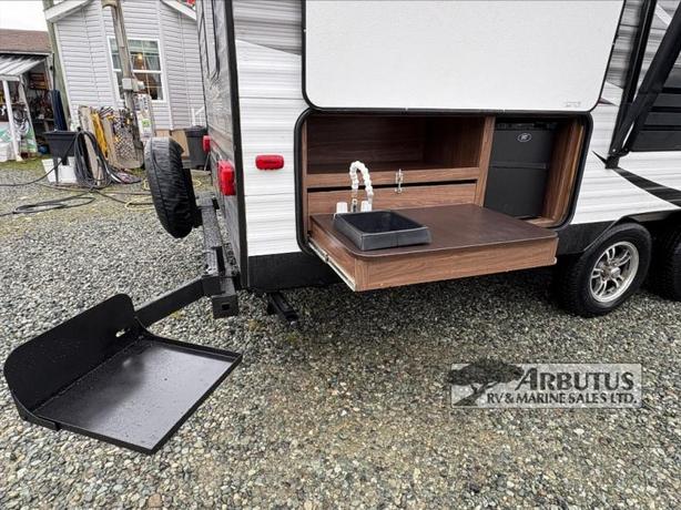 Used 2018 Dutchmen RV Coleman Lantern Series 215BHWE image 4