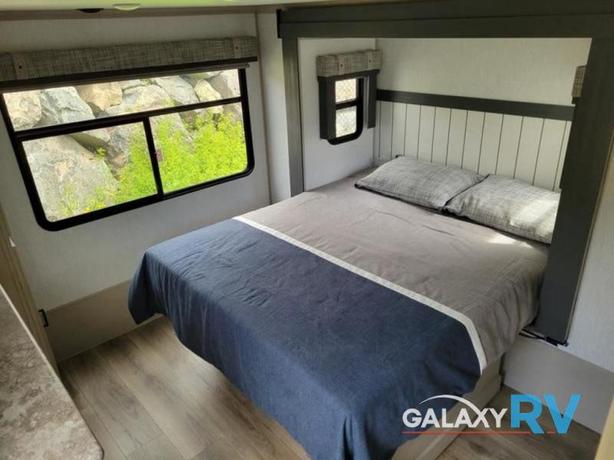 Used 2023 Forest River RV Wildwood Heritage Glen 378FL image 8