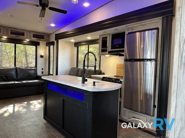 Used 2022 Forest River RV Cherokee Arctic Wolf Suite 3550 image 8