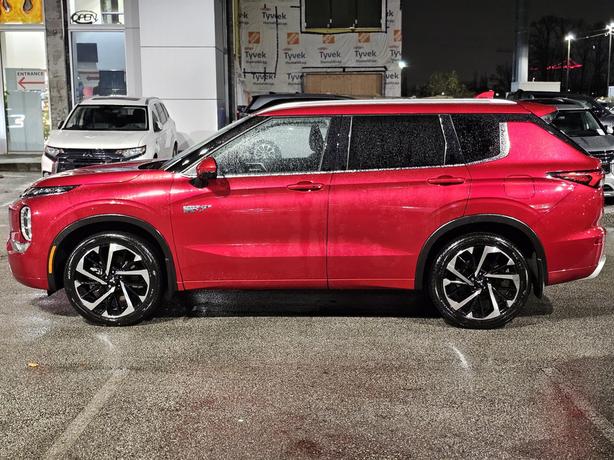 2023 Mitsubishi Outlander PHEV GT - No Accidents, Sunroof, Power Liftgate image 8