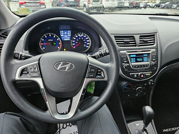 2015 Hyundai  Accent 5-Door GS image 6