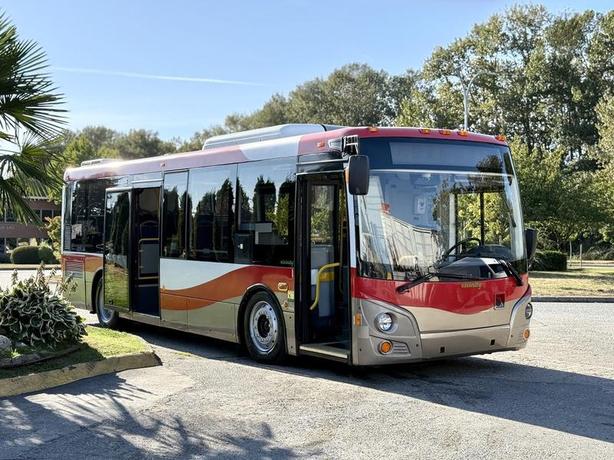 2016 Grande West Vicinity 25-Passenger Diesel Kneeling Bus with Wheelchair Ramp image 1