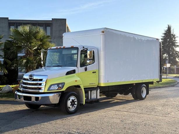 2018 Hino 268 18-Foot Cube Van with Lift Gate and Rear Shelving image 4