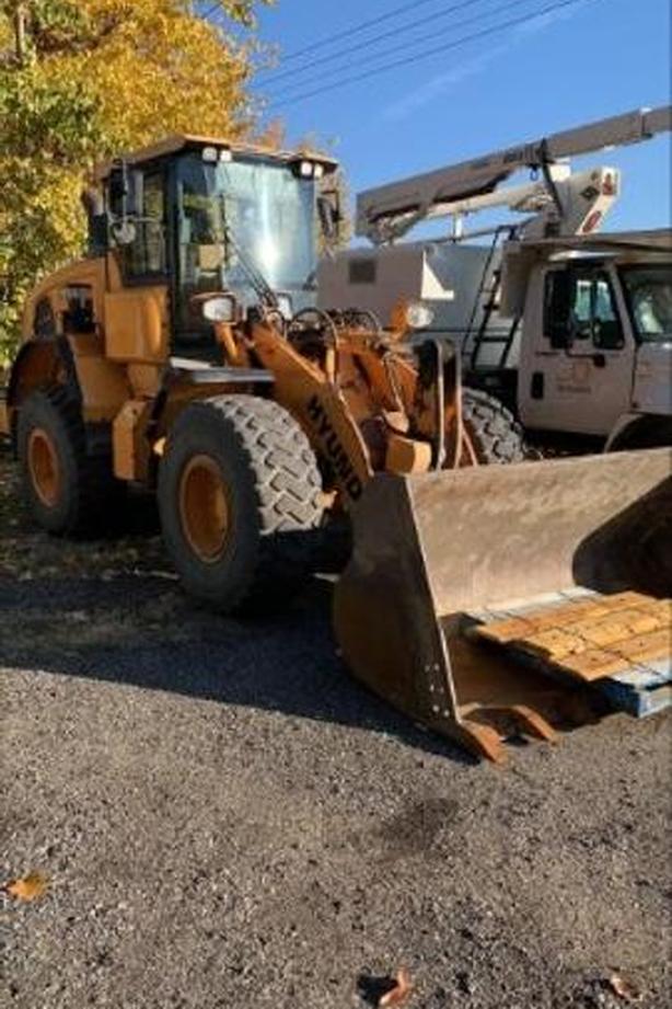 2016 Hyundai HL940 Front End Loader Diesel 2 buckets (8,952 Hours) image 3