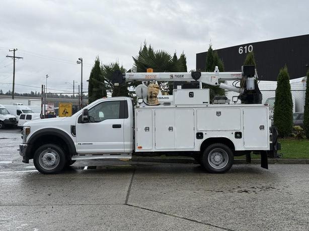 2018 Ford F-550 XLT 4WD Crane Truck with Service Body image 6