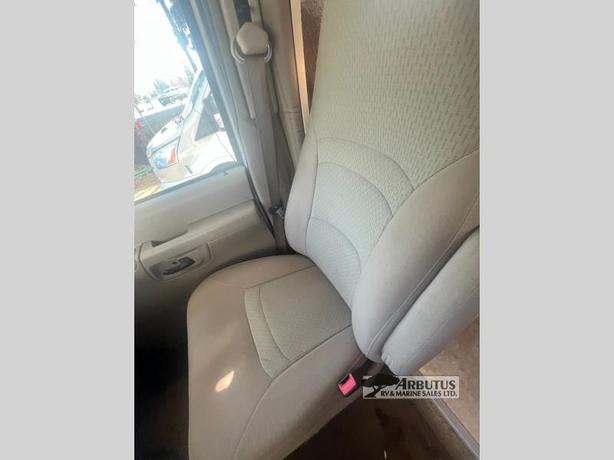 Used 2008 Winnebago Access 24V image 3